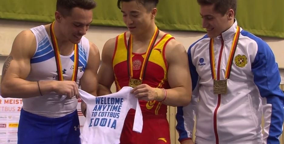 Έμεινε έκπληκτος ο Πετρούνιας! – Ξεχωριστό δώρο κατά την απονομή (βίντεο)